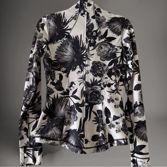 Lululemon Rare Floral Jacket & Crop Leggings Set Black White Size 6 Athleisure - Picture 4 of 12